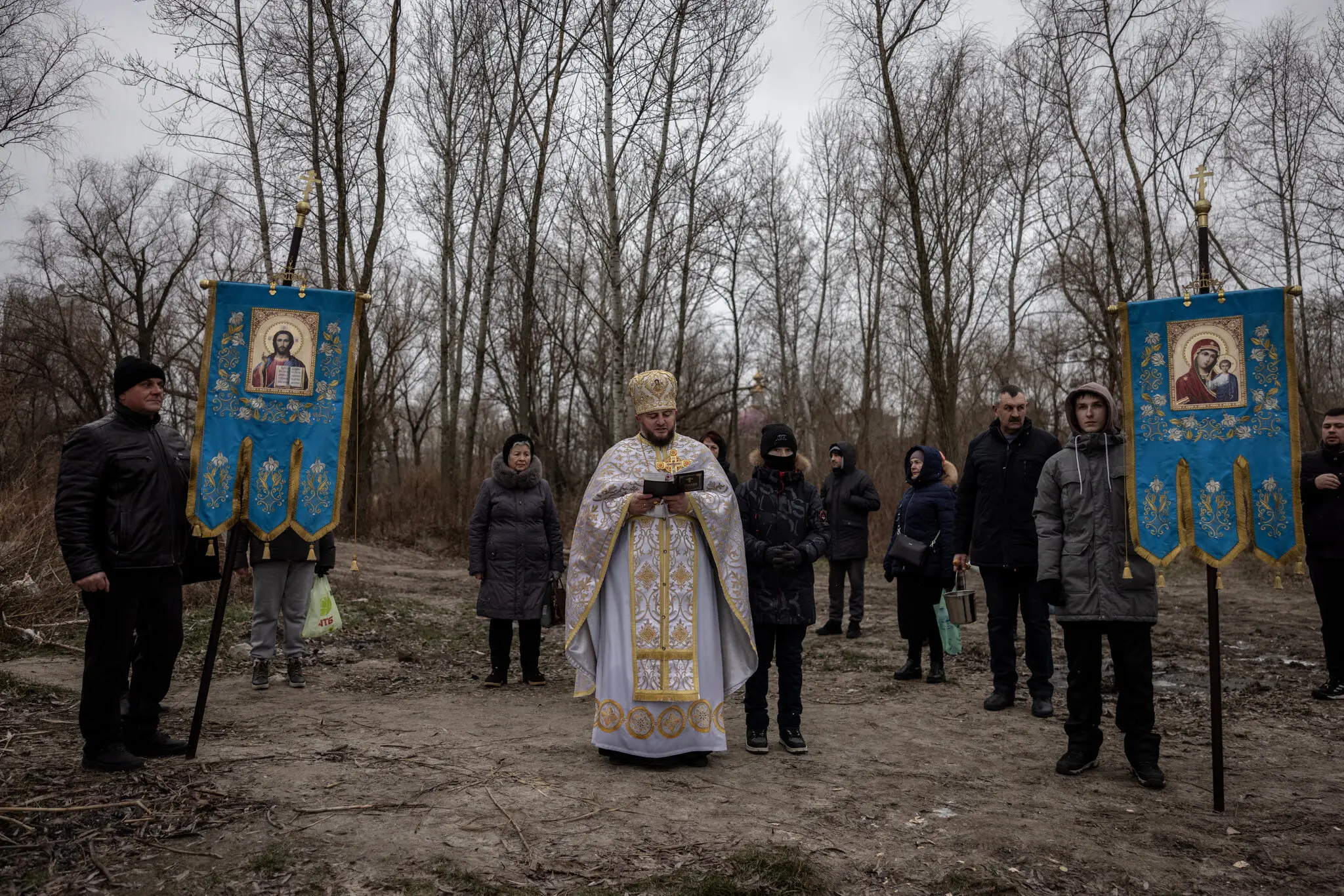 Православний священик відправляє богослужіння на Водохреще, свято народження і хрещення Ісуса Христа, у місті Дніпро 6 січня.